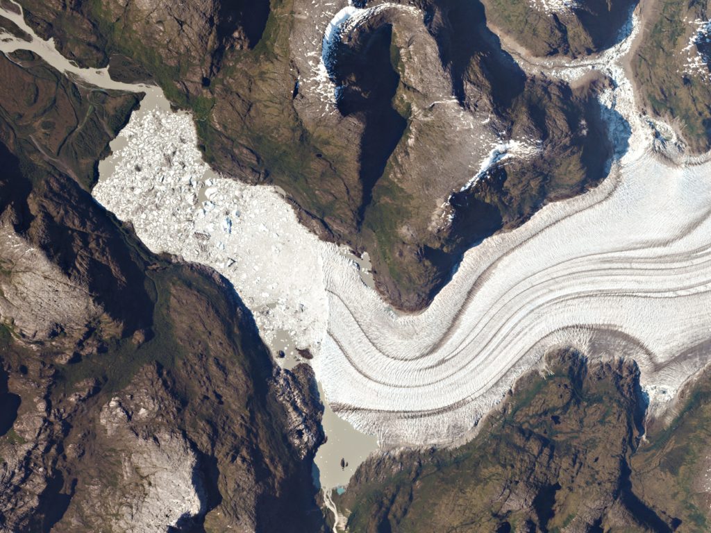 FIGURE 4. Massive icebergs and an ice mélange ll the lake at the toe of Occidental Glacier Bernardo O’Higgins National Park, Chile. The glacier drains the Southern Patagonia Ice Field. Researchers use Planet’s frequent, wide-area imagery to monitor and measure glacial movement and melt. Image: Planet Labs, captured January 10, 2016