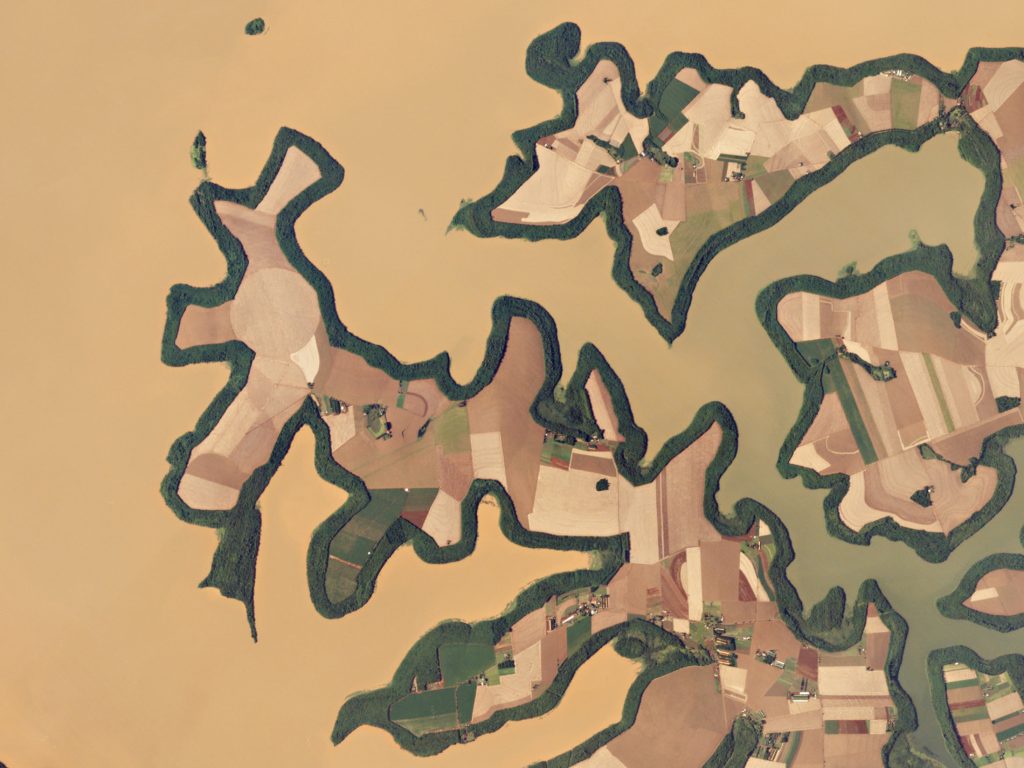 FIGURE 7. Greenbelts and agricultural fields hug the shores of the Itaipu Reservoir – a natural border between Brazil and Paraguay. The area’s warm, tropical climate makes it an ideal place to grow sugar cane, coffee, tea, and cotton. Image: Planet Labs, captured January 27, 2016.