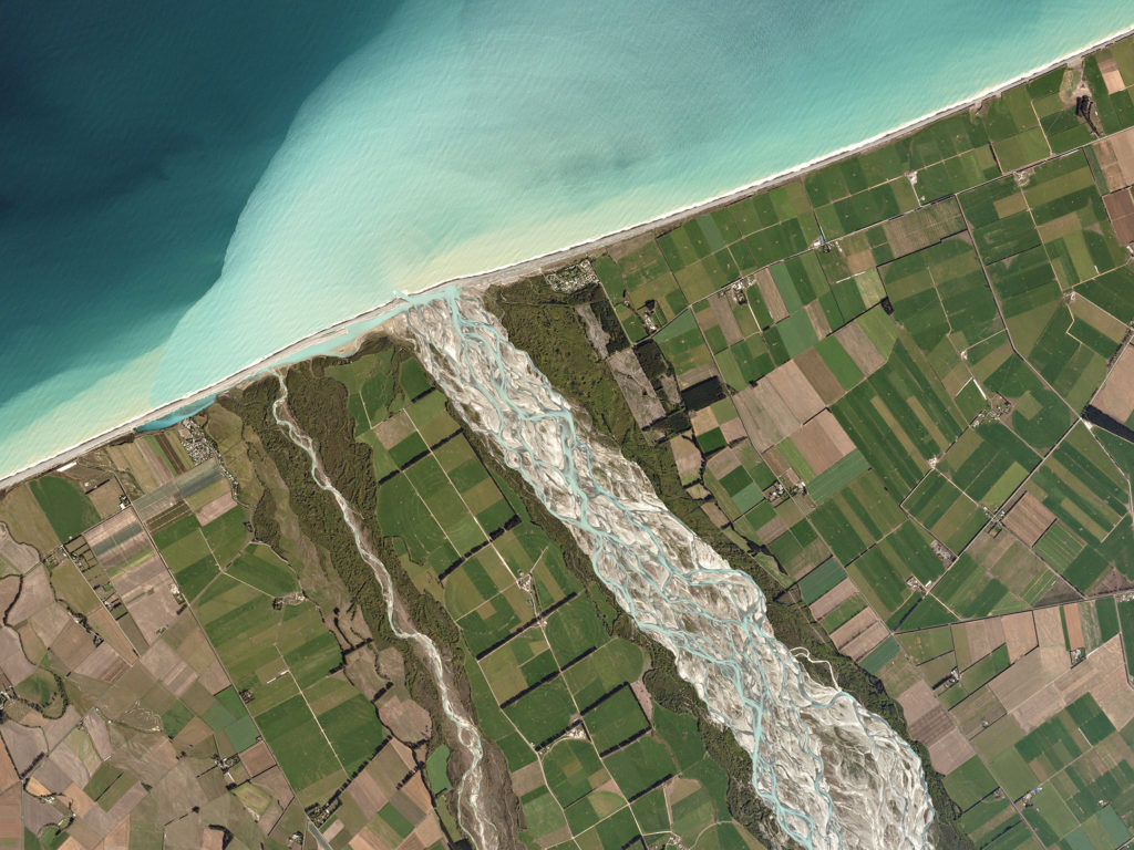 FIGURE 2. Canterbury, New Zealand. The Rakaia River carries glacial runoff through pastureland and into the Pacifc Ocean. Image: Planet Labs, captured March 26, 2016. 